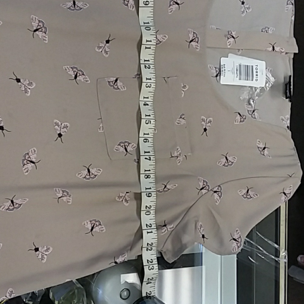 Torrid sz 1x NEW Shirt with butterflies - Picture 2 of 3
